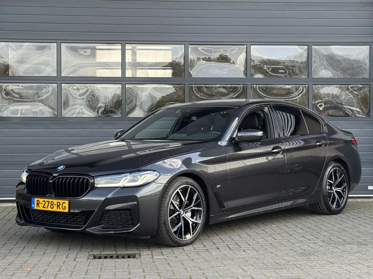 520i BUSINESS EDITION PLUS I M SPORT I SCHUIFDAK I ORIGINEEL NL'S I TREKHAAK (2000KG) I PARKING PACK I LASER LIGHTS