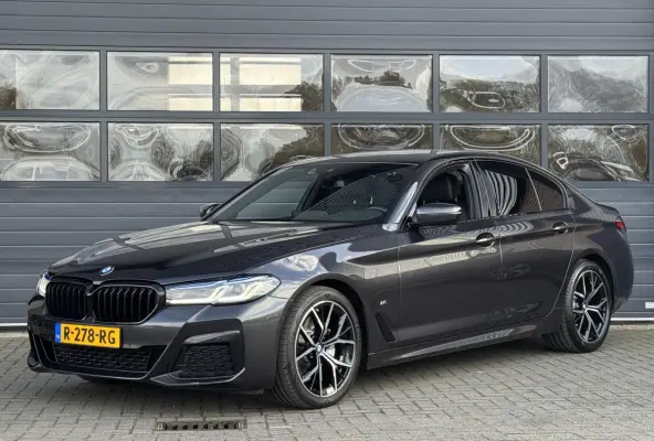 520i BUSINESS EDITION PLUS I M SPORT I SCHUIFDAK I ORIGINEEL NL'S I TREKHAAK (2000KG) I PARKING PACK I LASER LIGHTS