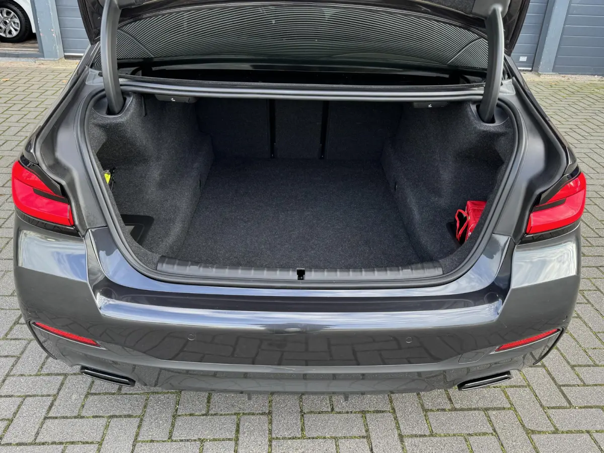 520i BUSINESS EDITION PLUS I M SPORT I SCHUIFDAK I ORIGINEEL NL'S I TREKHAAK (2000KG) I PARKING PACK I LASER LIGHTS