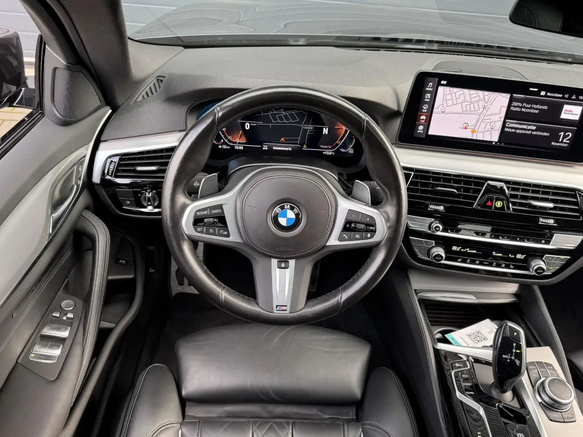 520i BUSINESS EDITION PLUS I M SPORT I SCHUIFDAK I ORIGINEEL NL'S I TREKHAAK (2000KG) I PARKING PACK I LASER LIGHTS