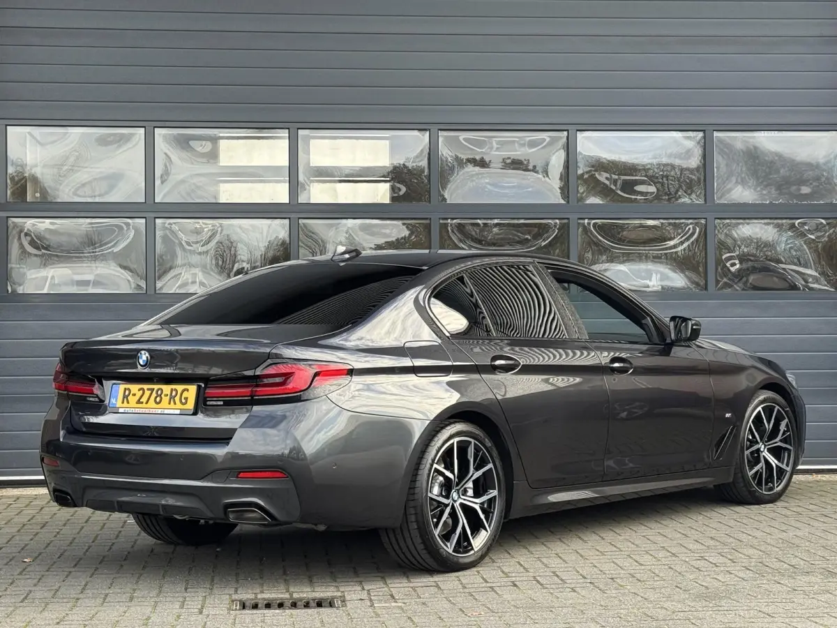520i BUSINESS EDITION PLUS I M SPORT I SCHUIFDAK I ORIGINEEL NL'S I TREKHAAK (2000KG) I PARKING PACK I LASER LIGHTS