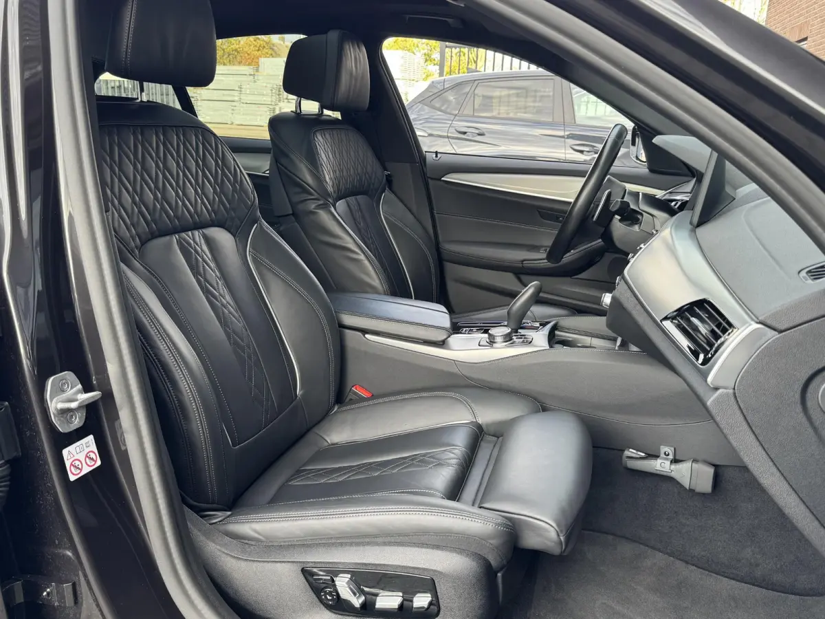 520i BUSINESS EDITION PLUS I M SPORT I SCHUIFDAK I ORIGINEEL NL'S I TREKHAAK (2000KG) I PARKING PACK I LASER LIGHTS