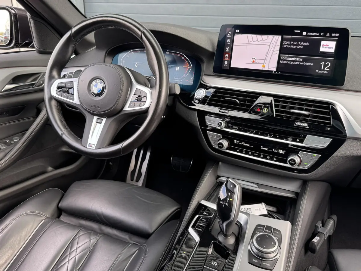 520i BUSINESS EDITION PLUS I M SPORT I SCHUIFDAK I ORIGINEEL NL'S I TREKHAAK (2000KG) I PARKING PACK I LASER LIGHTS