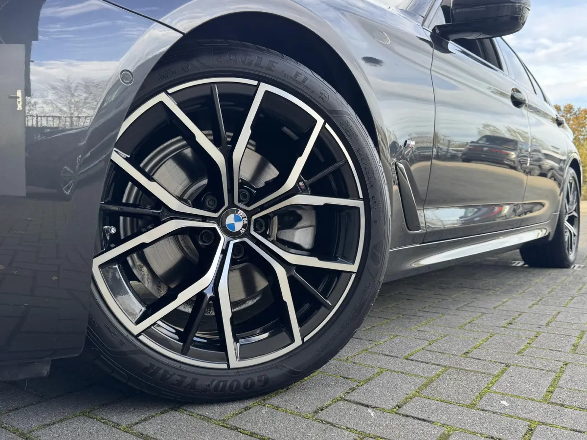 520i BUSINESS EDITION PLUS I M SPORT I SCHUIFDAK I ORIGINEEL NL'S I TREKHAAK (2000KG) I PARKING PACK I LASER LIGHTS