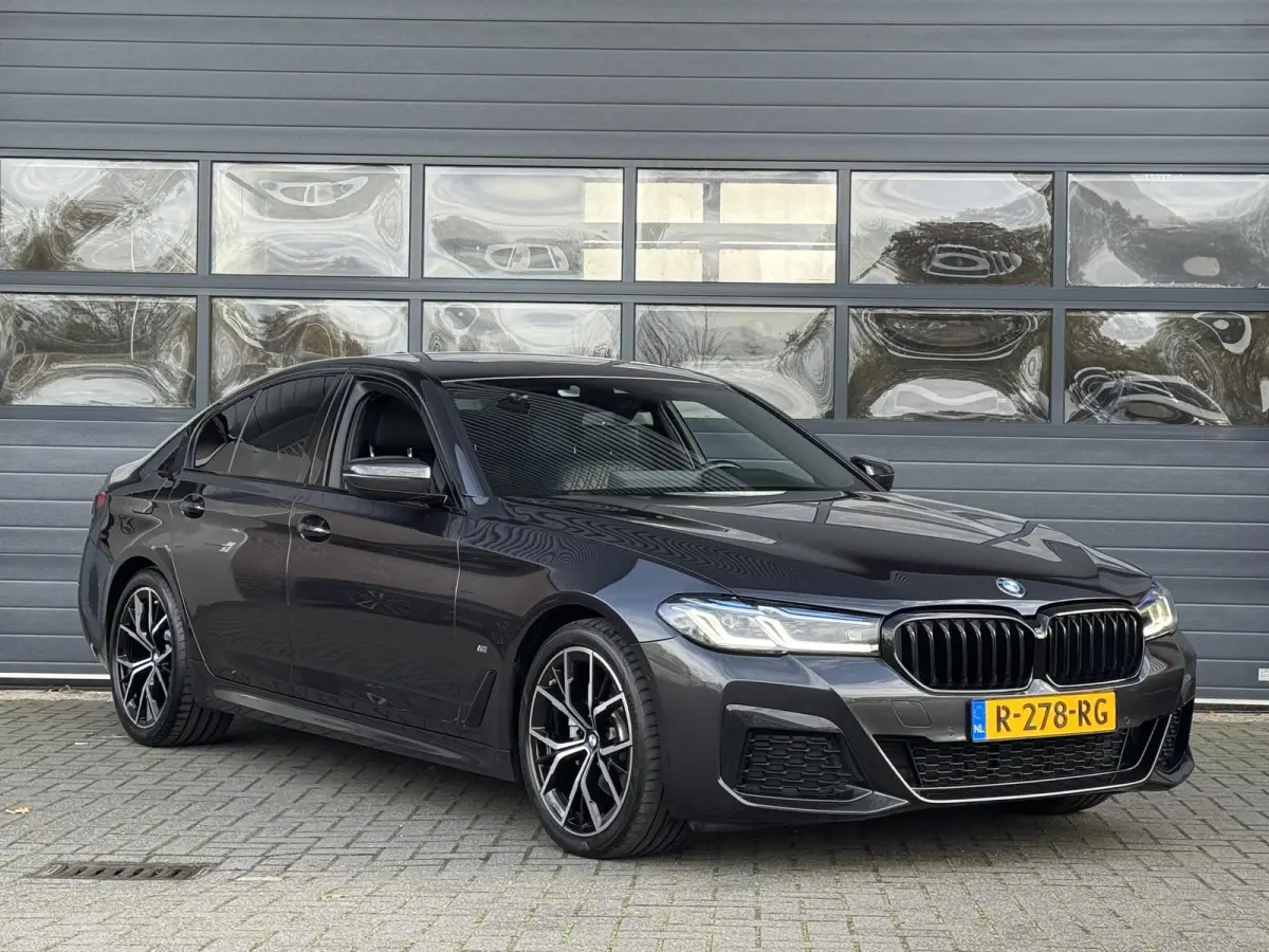 520i BUSINESS EDITION PLUS I M SPORT I SCHUIFDAK I ORIGINEEL NL'S I TREKHAAK (2000KG) I PARKING PACK I LASER LIGHTS