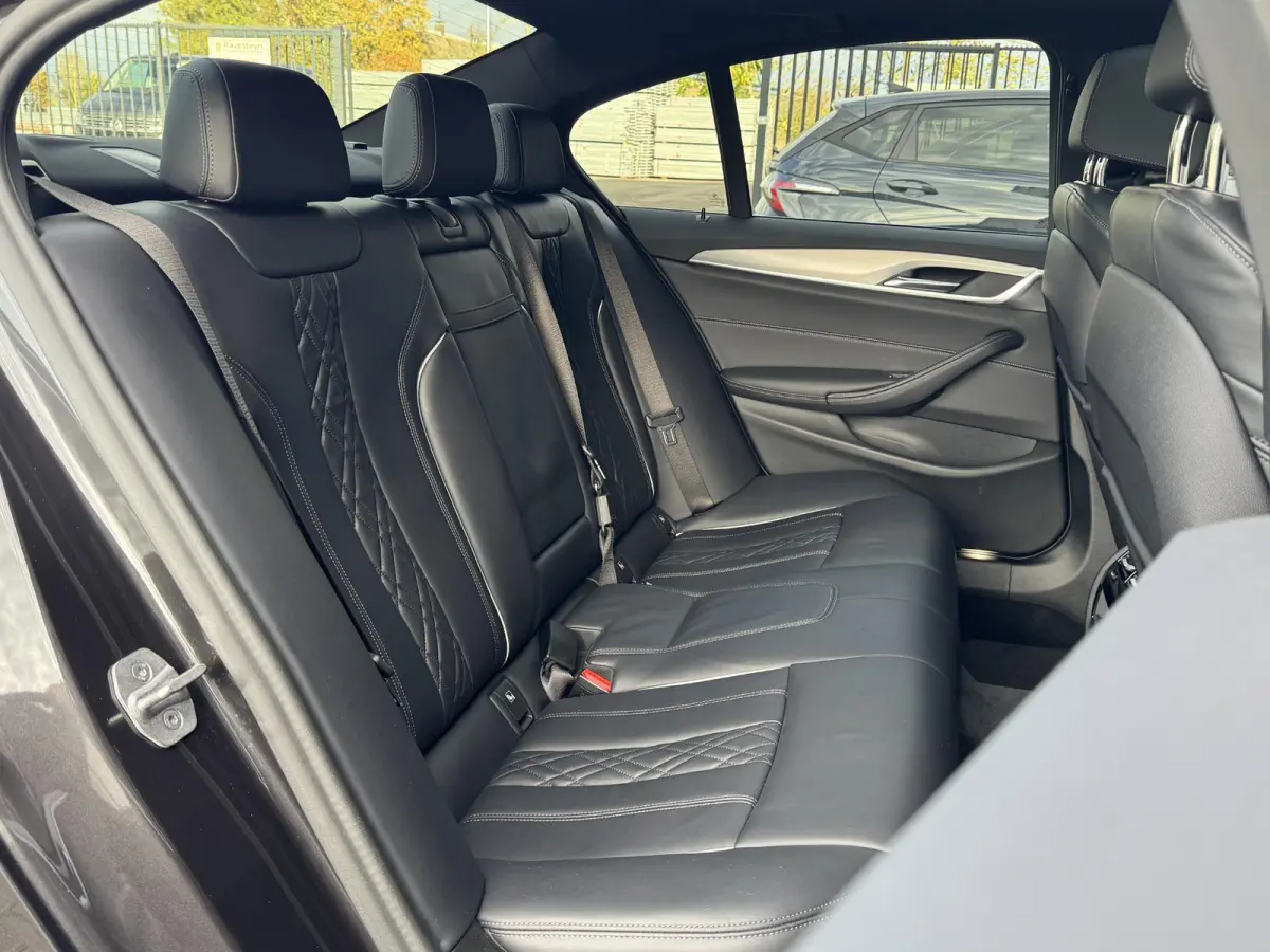 520i BUSINESS EDITION PLUS I M SPORT I SCHUIFDAK I ORIGINEEL NL'S I TREKHAAK (2000KG) I PARKING PACK I LASER LIGHTS