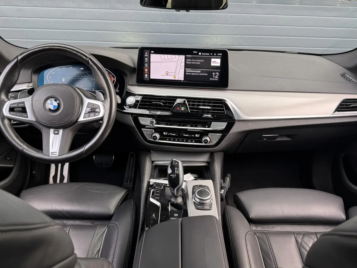 520i BUSINESS EDITION PLUS I M SPORT I SCHUIFDAK I ORIGINEEL NL'S I TREKHAAK (2000KG) I PARKING PACK I LASER LIGHTS