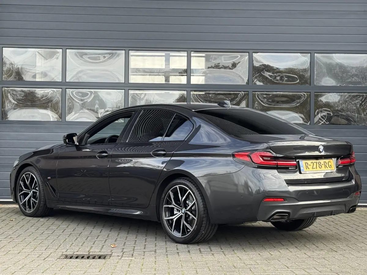 520i BUSINESS EDITION PLUS I M SPORT I SCHUIFDAK I ORIGINEEL NL'S I TREKHAAK (2000KG) I PARKING PACK I LASER LIGHTS