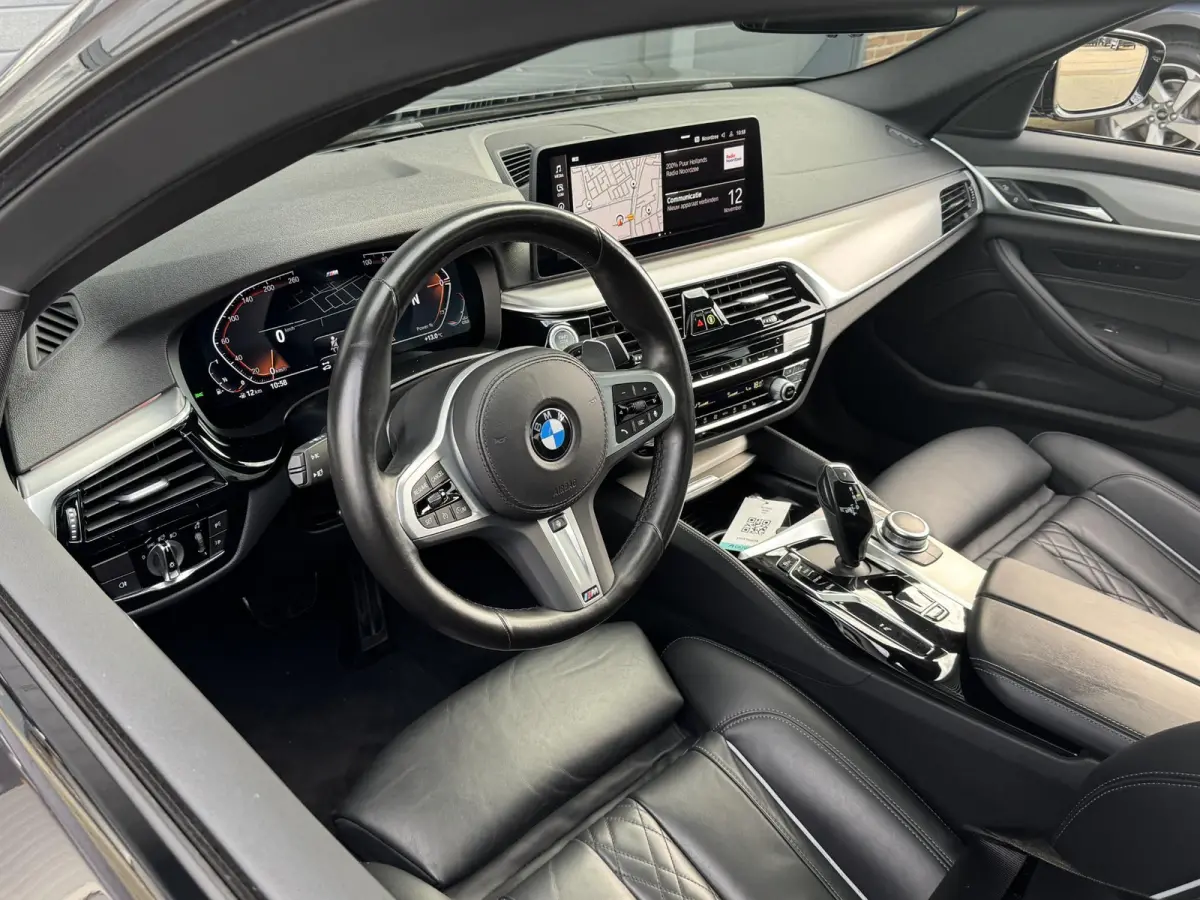 520i BUSINESS EDITION PLUS I M SPORT I SCHUIFDAK I ORIGINEEL NL'S I TREKHAAK (2000KG) I PARKING PACK I LASER LIGHTS
