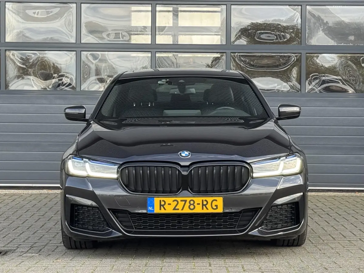 520i BUSINESS EDITION PLUS I M SPORT I SCHUIFDAK I ORIGINEEL NL'S I TREKHAAK (2000KG) I PARKING PACK I LASER LIGHTS