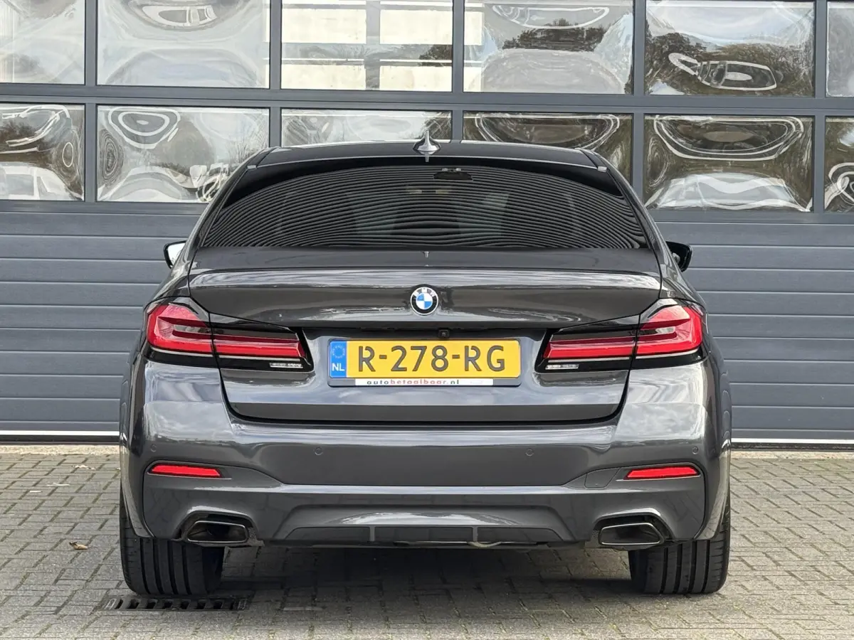 520i BUSINESS EDITION PLUS I M SPORT I SCHUIFDAK I ORIGINEEL NL'S I TREKHAAK (2000KG) I PARKING PACK I LASER LIGHTS