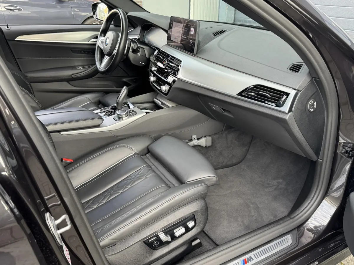 520i BUSINESS EDITION PLUS I M SPORT I SCHUIFDAK I ORIGINEEL NL'S I TREKHAAK (2000KG) I PARKING PACK I LASER LIGHTS