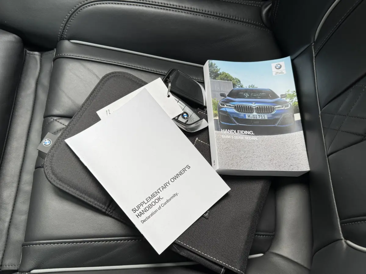 520i BUSINESS EDITION PLUS I M SPORT I SCHUIFDAK I ORIGINEEL NL'S I TREKHAAK (2000KG) I PARKING PACK I LASER LIGHTS