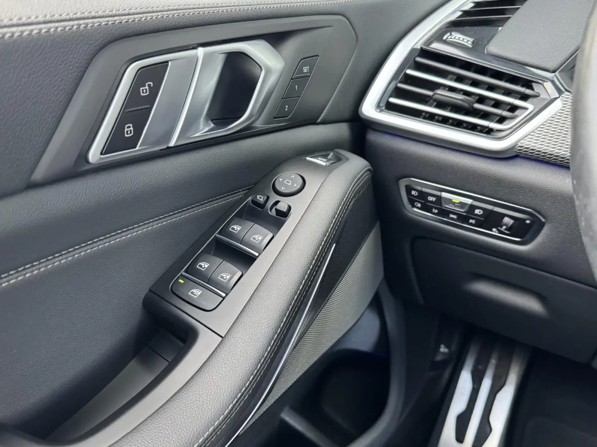 XDRIVE40I HIGH EXECUTIVE I M-SPORT I SCHUIF/KANTELDAK I STANDKACHEL I LUCHTVERING I 360° CAMERA