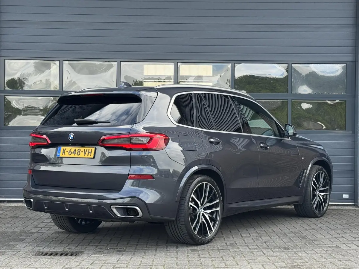 XDRIVE40I HIGH EXECUTIVE I M-SPORT I SCHUIF/KANTELDAK I STANDKACHEL I LUCHTVERING I 360° CAMERA