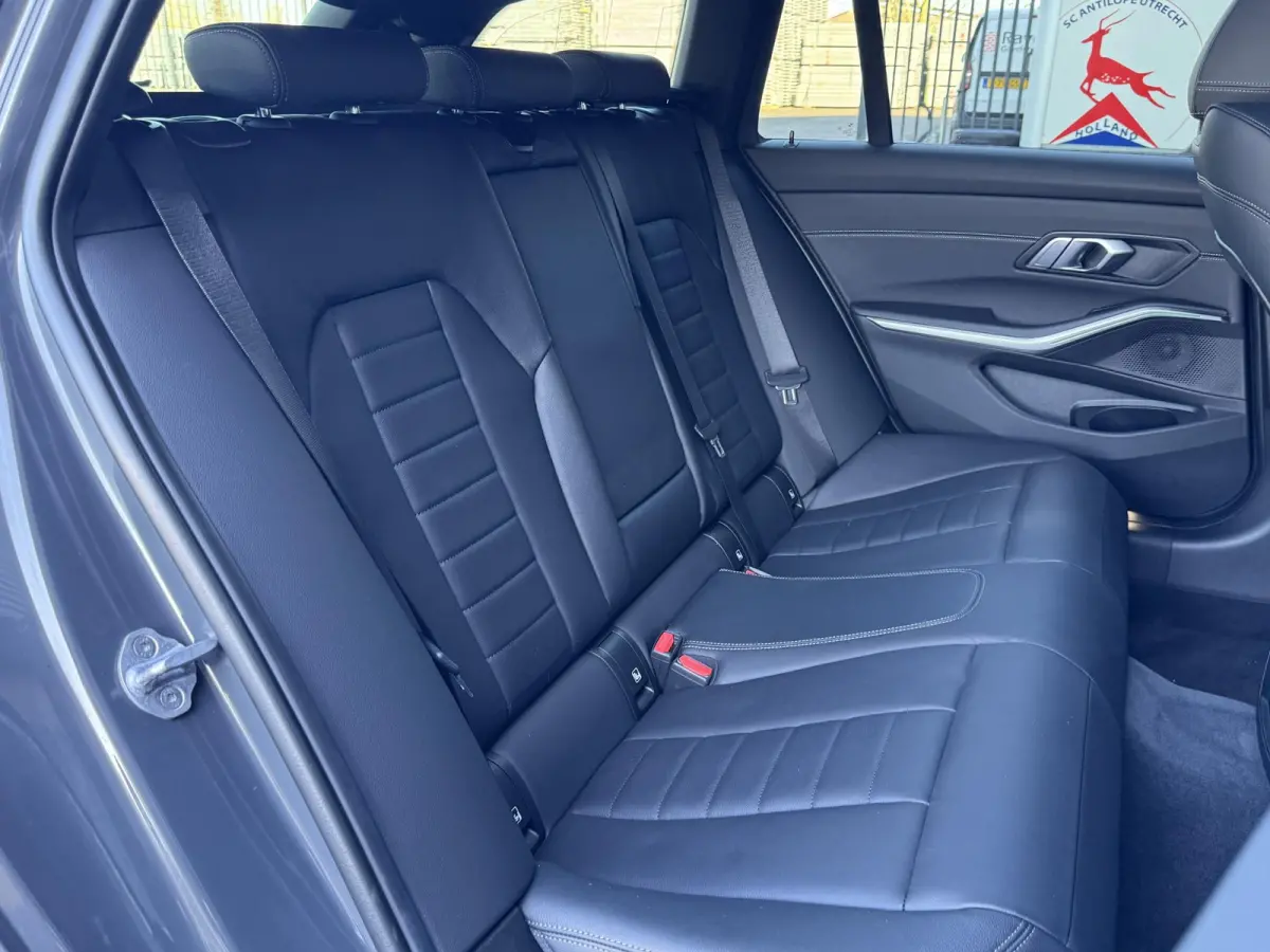 320i HIGH EXECUTIVE EDITION I SPORTLINE I SCHUIFDAK I LEDEREN BEKLEDING I STOELVERWARMING