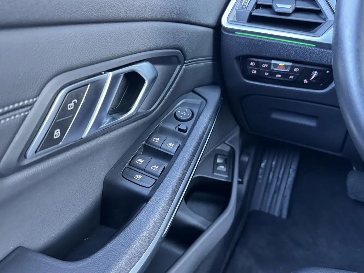 320i HIGH EXECUTIVE EDITION I SPORTLINE I SCHUIFDAK I LEDEREN BEKLEDING I STOELVERWARMING