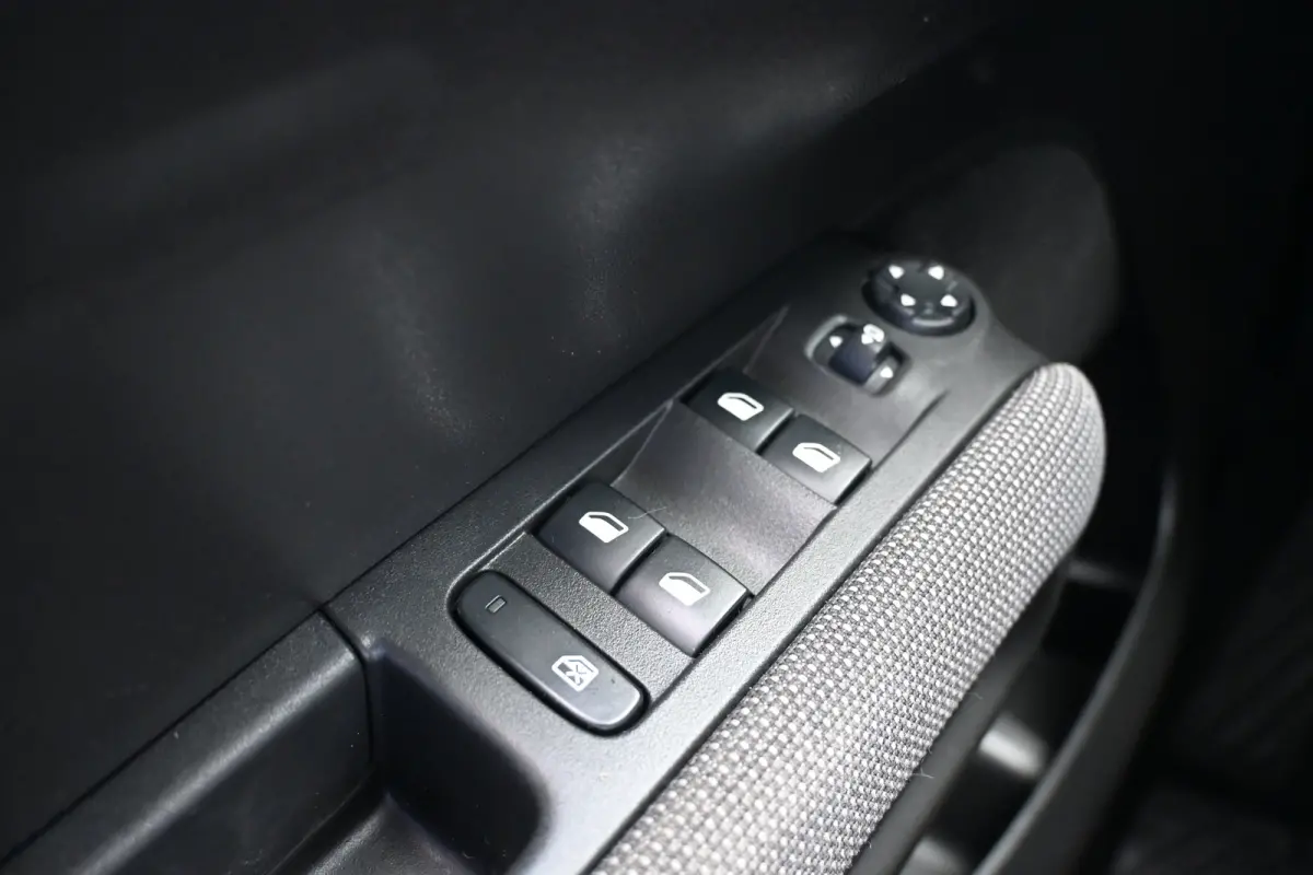 1.2 PureTech S&S Feel | Navi By App | Cruise Control | Airco | Parkeersensoren | Apple Carplay & Android Auto | !!