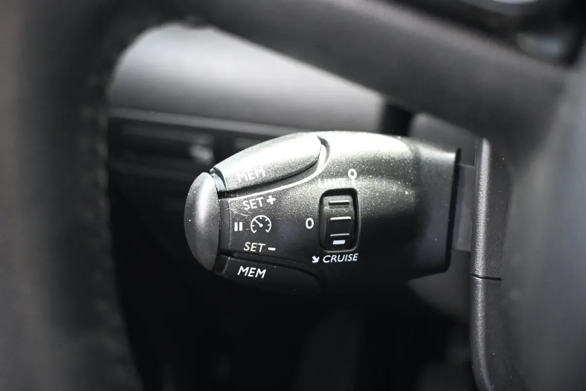 1.2 PureTech S&S Feel | Navi By App | Cruise Control | Airco | Parkeersensoren | Apple Carplay & Android Auto | !!