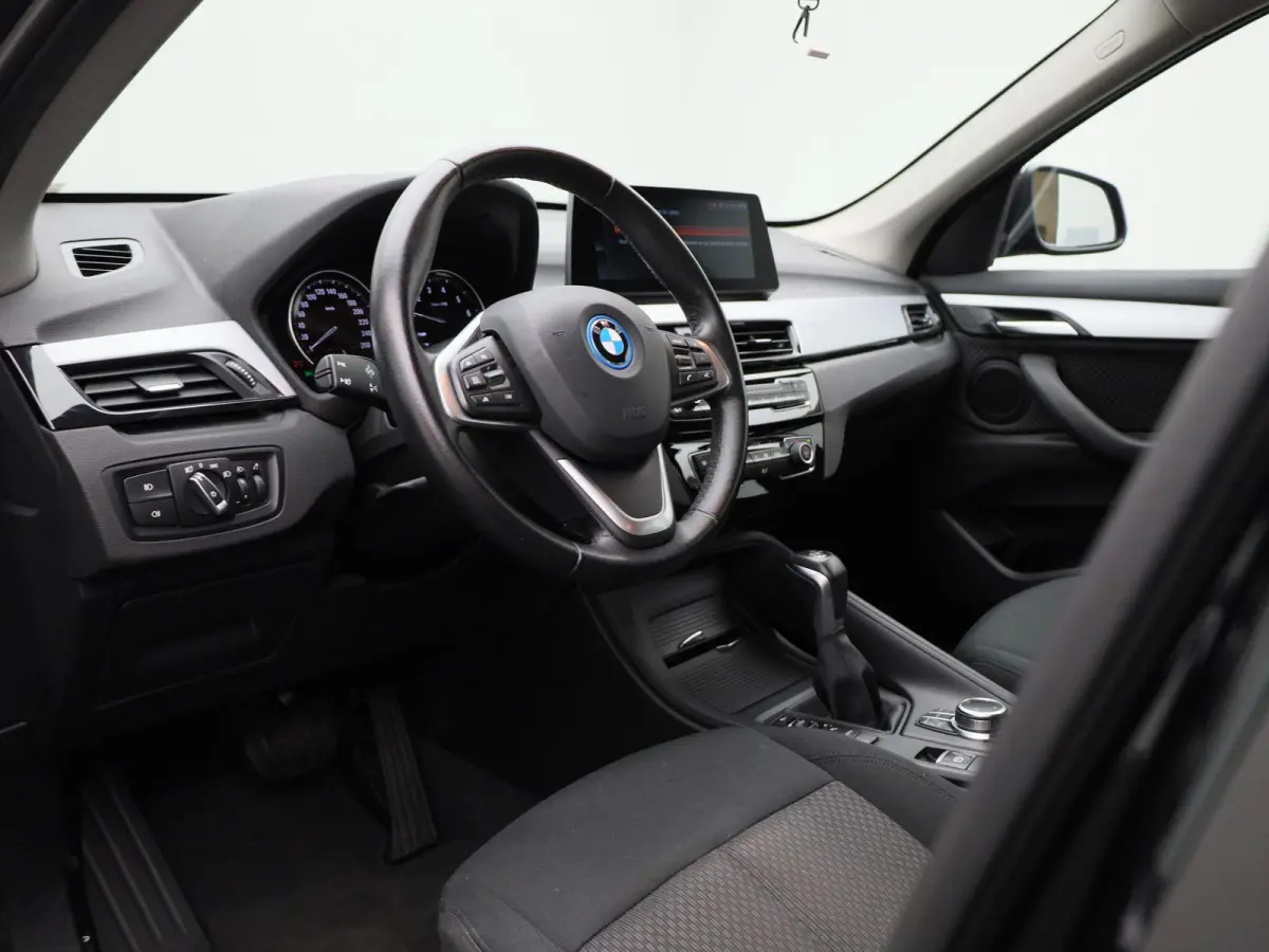 xDrive25e | ACC | Head-up Display | Keyless | Achteruitrijcamera | DAB |