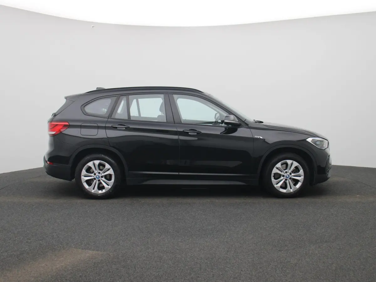 xDrive25e | ACC | Head-up Display | Keyless | Achteruitrijcamera | DAB |