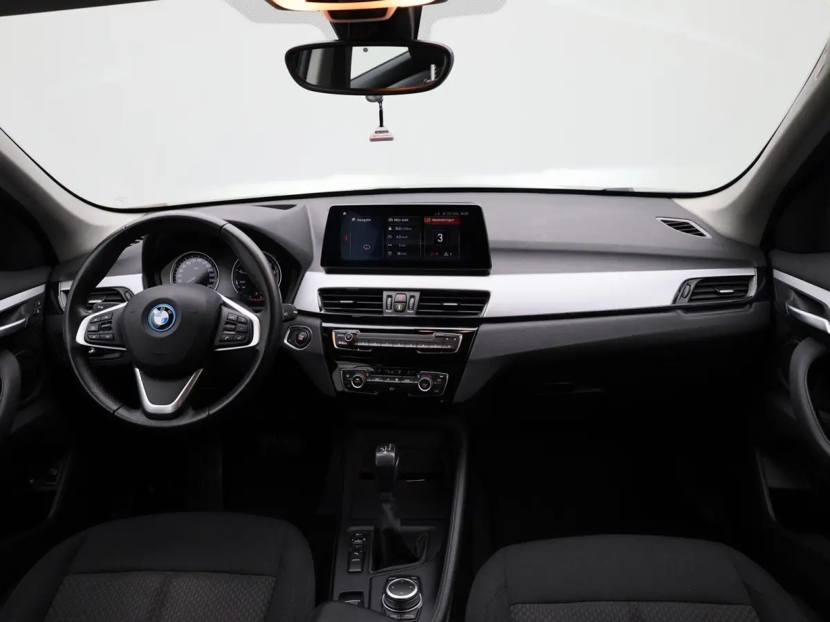 xDrive25e | ACC | Head-up Display | Keyless | Achteruitrijcamera | DAB |