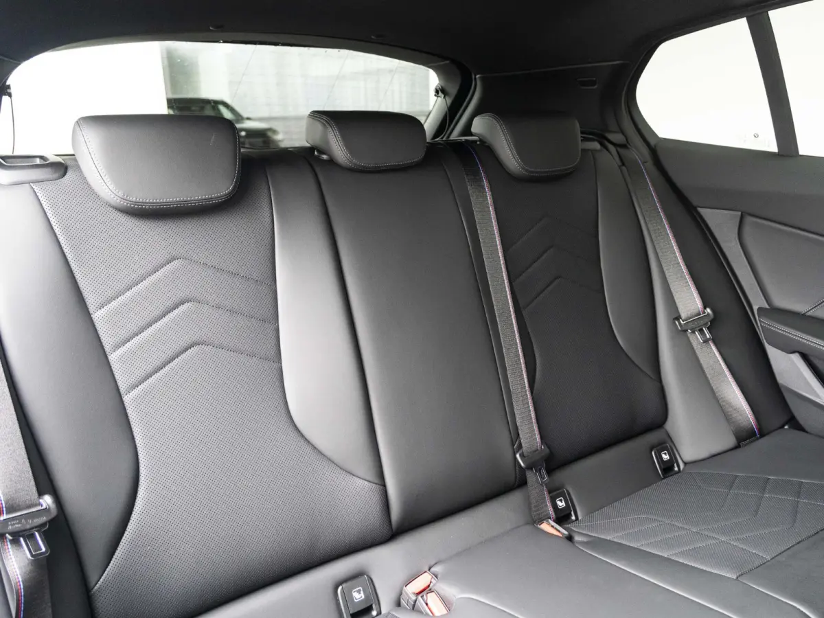 5-deurs 120 | M Sportpakket Pro | 19 inch | Glazen panoramadak | Stuurwielrand verwarmd | M Adaptief Onderstel | Driving Assistent Plus | Harman Kardon