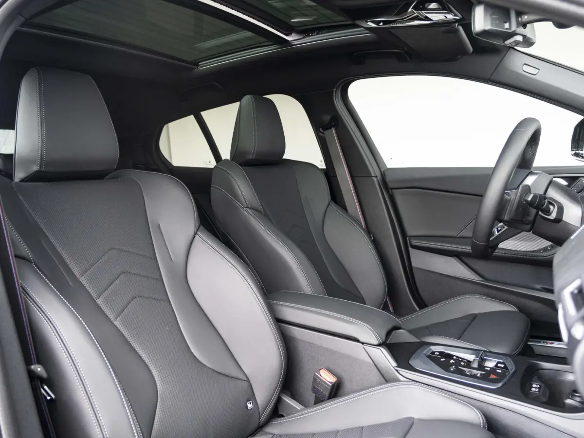 5-deurs 120 | M Sportpakket Pro | 19 inch | Glazen panoramadak | Stuurwielrand verwarmd | M Adaptief Onderstel | Driving Assistent Plus | Harman Kardon