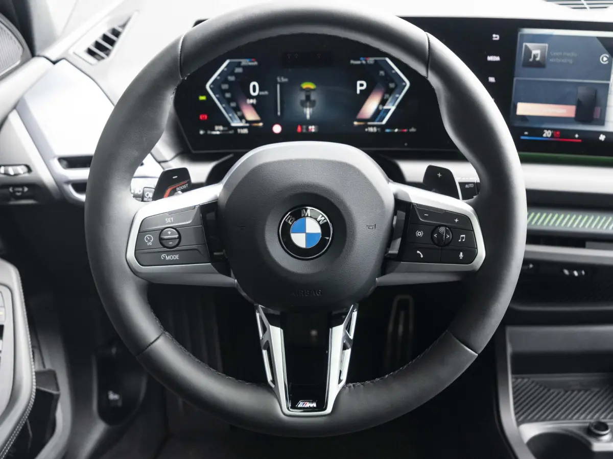 5-deurs 120 | M Sportpakket Pro | 19 inch | Glazen panoramadak | Stuurwielrand verwarmd | M Adaptief Onderstel | Driving Assistent Plus | Harman Kardon