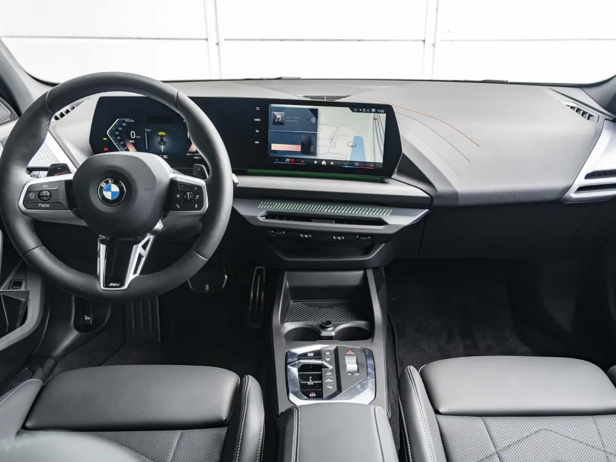 5-deurs 120 | M Sportpakket Pro | 19 inch | Glazen panoramadak | Stuurwielrand verwarmd | M Adaptief Onderstel | Driving Assistent Plus | Harman Kardon