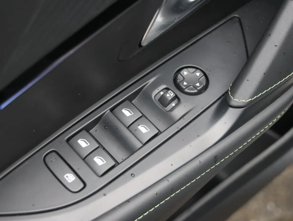 1.2 Hybrid 145 e-DCS6 GT Navigatie | Camera | Parkeersensoren V+A | Sportstoelen | Cruise Control Adaptief | Apple Carplay & Android Auto | 17" LMV