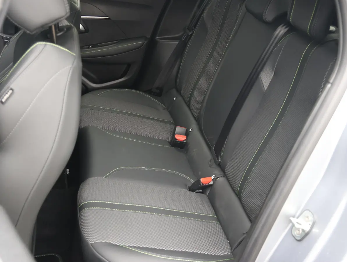 1.2 Hybrid 145 e-DCS6 GT Navigatie | Camera | Parkeersensoren V+A | Sportstoelen | Cruise Control Adaptief | Apple Carplay & Android Auto | 17" LMV