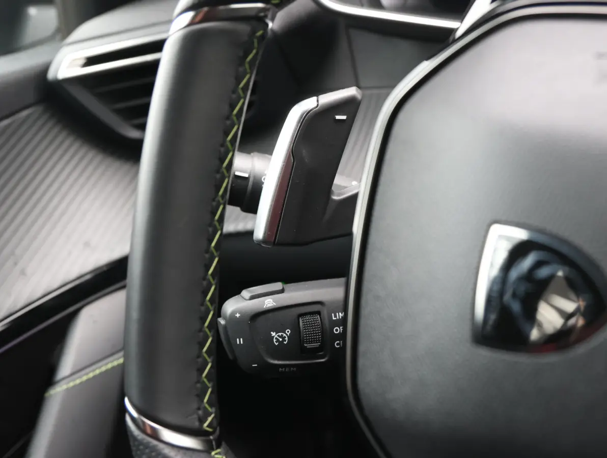 1.2 Hybrid 145 e-DCS6 GT Navigatie | Camera | Parkeersensoren V+A | Sportstoelen | Cruise Control Adaptief | Apple Carplay & Android Auto | 17" LMV
