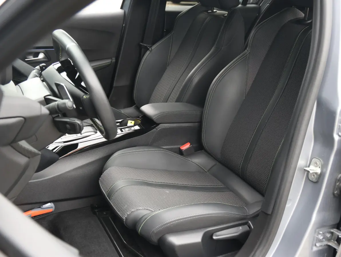 1.2 Hybrid 145 e-DCS6 GT Navigatie | Camera | Parkeersensoren V+A | Sportstoelen | Cruise Control Adaptief | Apple Carplay & Android Auto | 17" LMV
