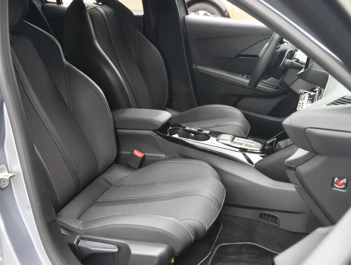 1.2 Hybrid 145 e-DCS6 GT Navigatie | Camera | Parkeersensoren V+A | Sportstoelen | Cruise Control Adaptief | Apple Carplay & Android Auto | 17" LMV