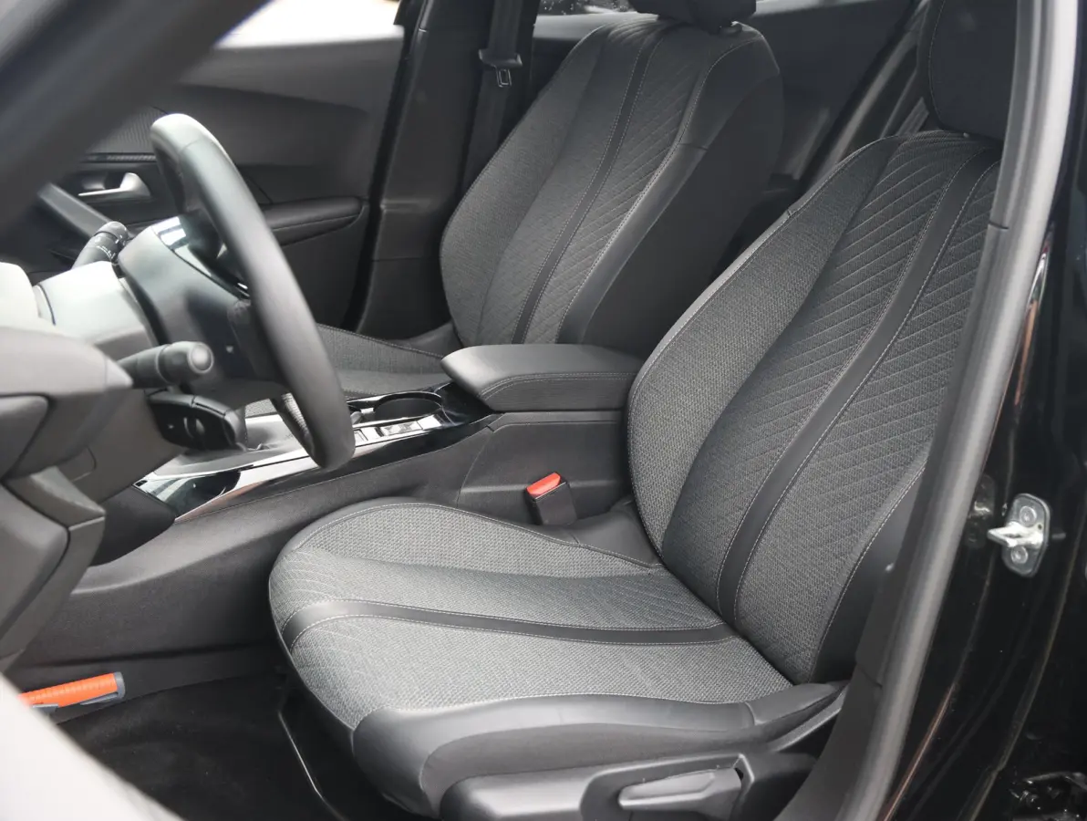 1.2 PureTech 100 Allure 1ste Eigenaar | Parkeersensoren V+A | Climate Control | Navigatie | 17" LMV