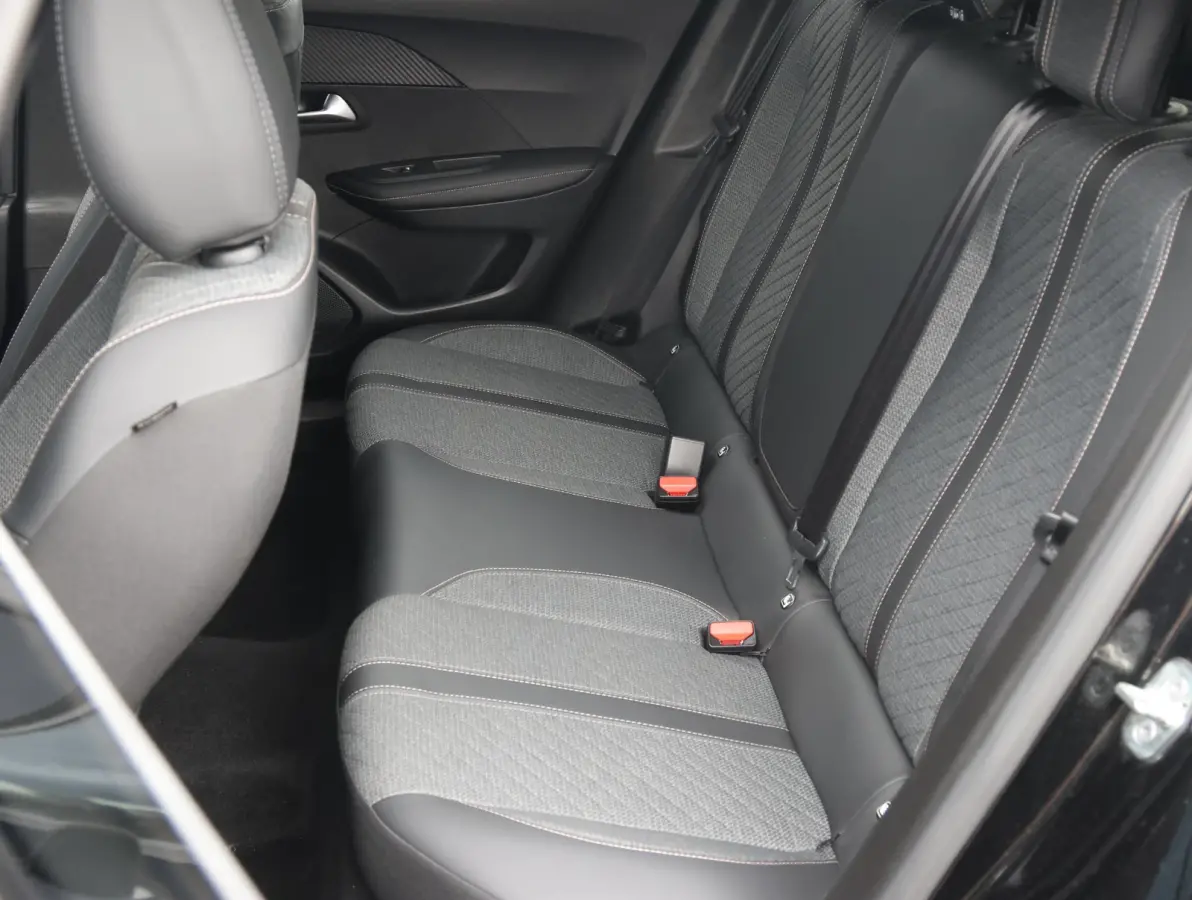 1.2 PureTech 100 Allure 1ste Eigenaar | Parkeersensoren V+A | Climate Control | Navigatie | 17" LMV