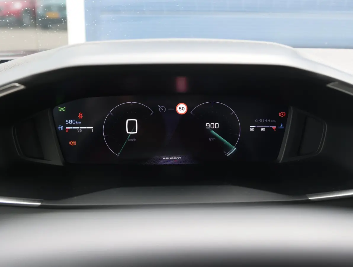 1.2 PureTech 100 Allure 1ste Eigenaar | Parkeersensoren V+A | Climate Control | Navigatie | 17" LMV