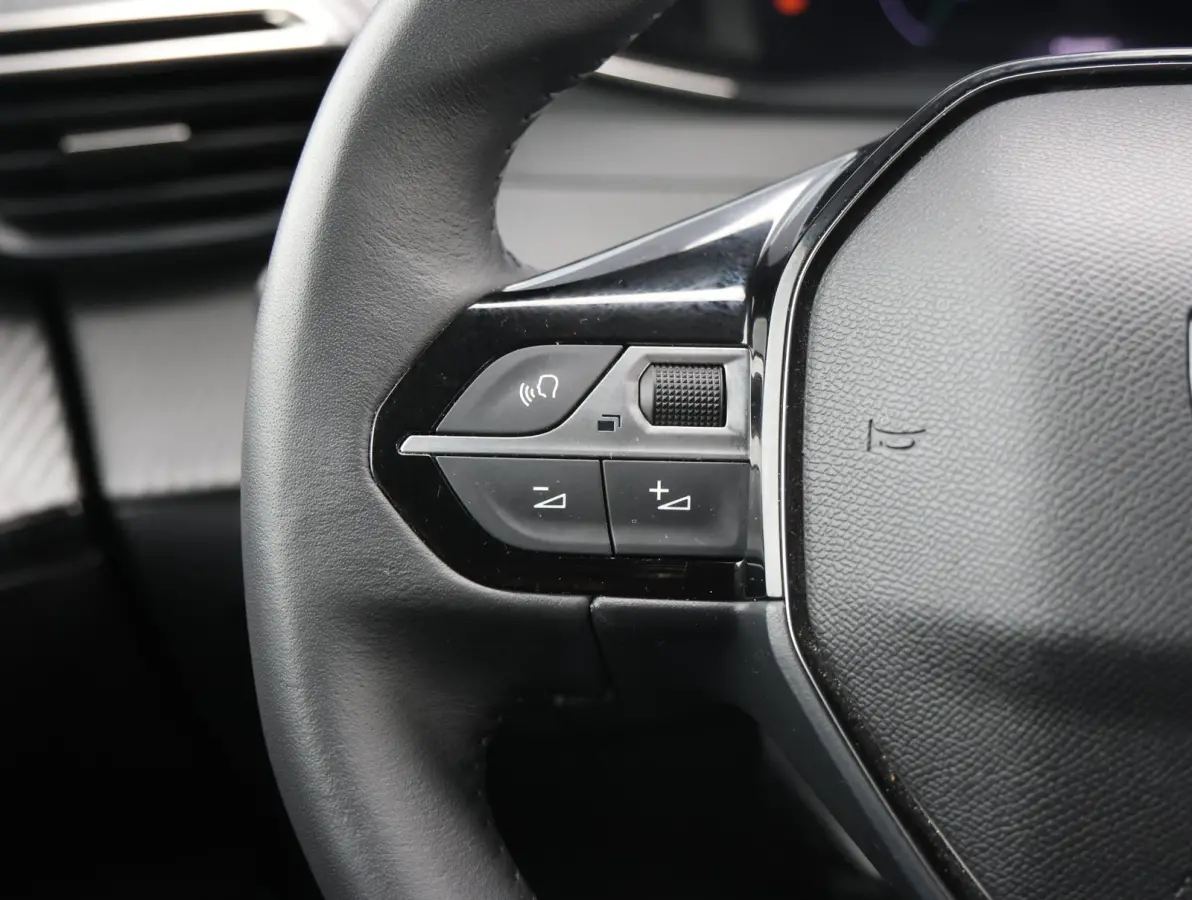 1.2 PureTech 100 Allure 1ste Eigenaar | Parkeersensoren V+A | Climate Control | Navigatie | 17" LMV