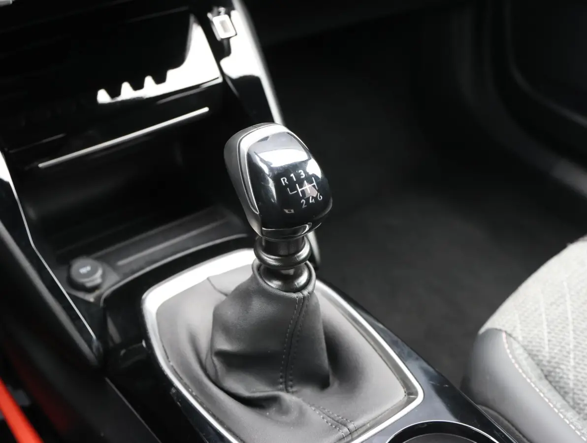 1.2 PureTech 100 Allure 1ste Eigenaar | Parkeersensoren V+A | Climate Control | Navigatie | 17" LMV