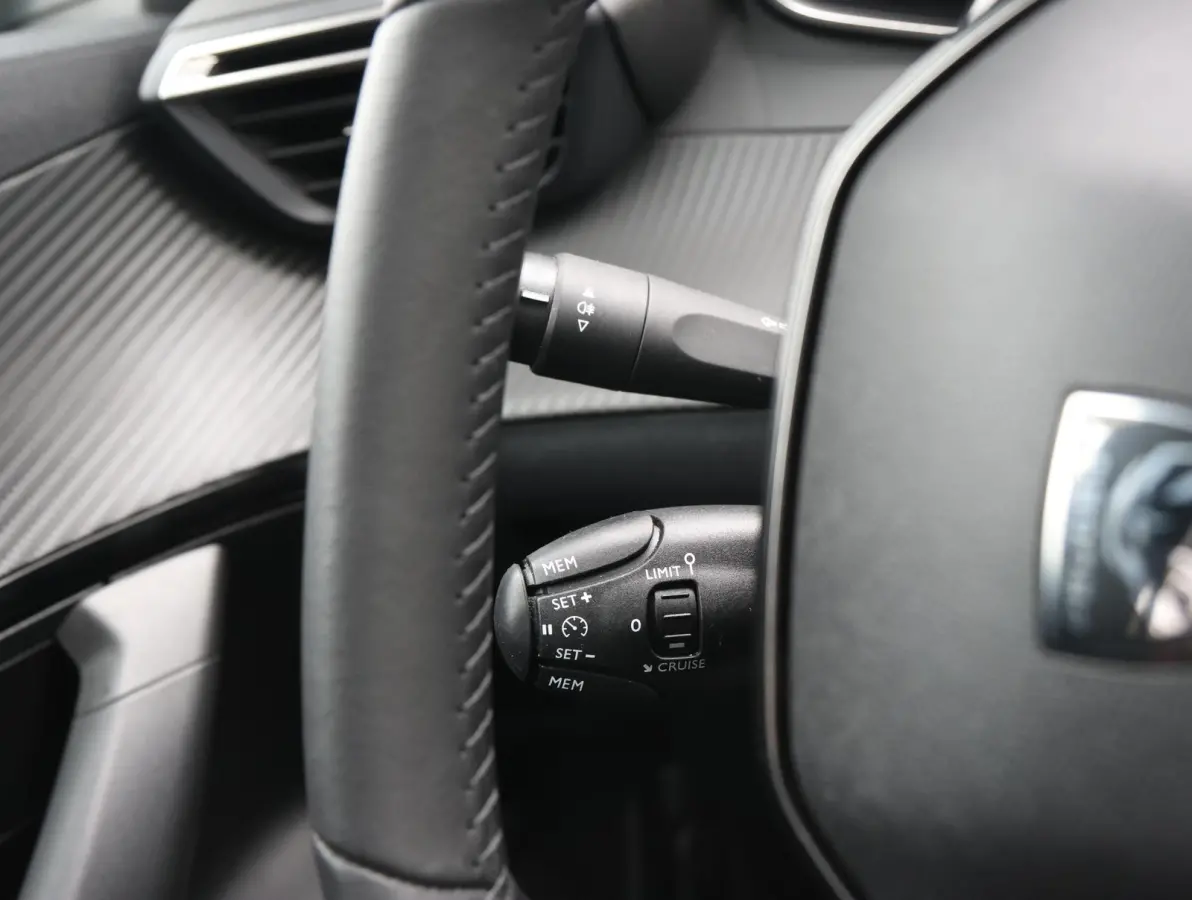 1.2 PureTech 100 Allure 1ste Eigenaar | Parkeersensoren V+A | Climate Control | Navigatie | 17" LMV