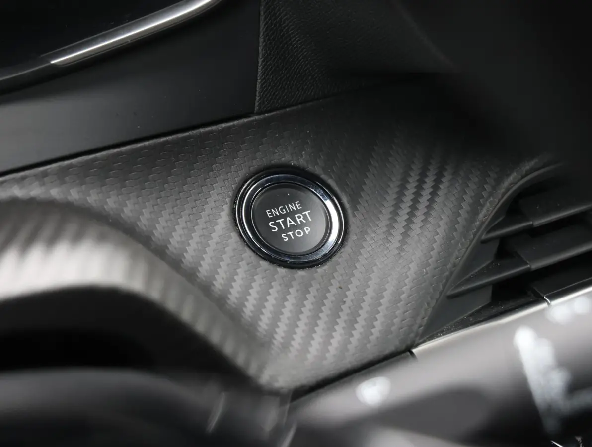 1.2 PureTech 100 Allure 1ste Eigenaar | Parkeersensoren V+A | Climate Control | Navigatie | 17" LMV