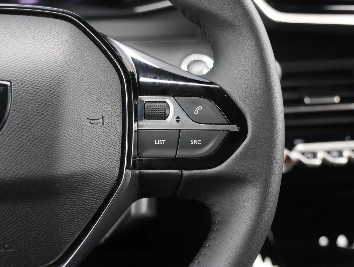 1.2 PureTech 100 Allure 1ste Eigenaar | Parkeersensoren V+A | Climate Control | Navigatie | 17" LMV