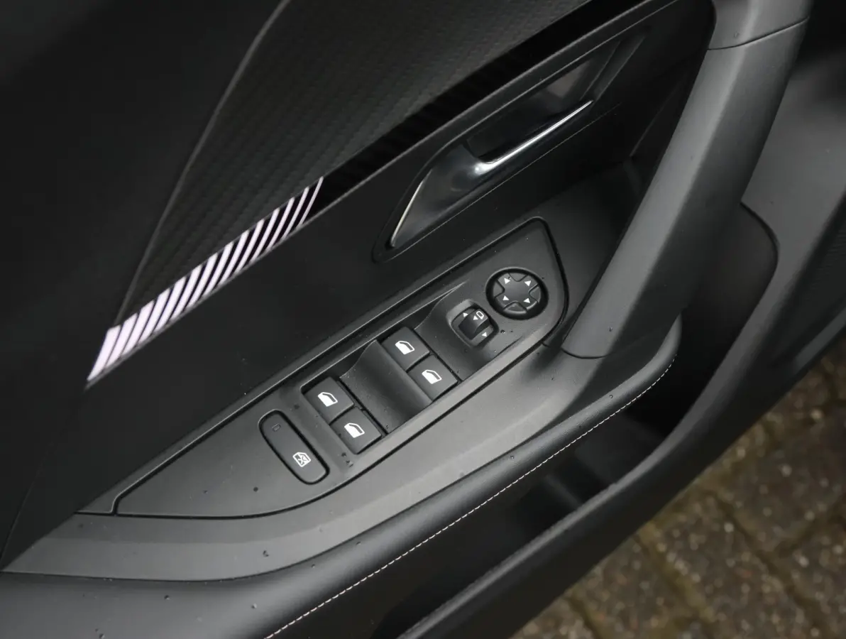 1.2 PureTech 100 Allure 1ste Eigenaar | Parkeersensoren V+A | Climate Control | Navigatie | 17" LMV