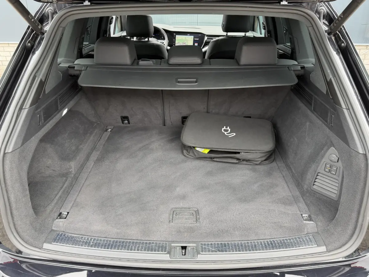 3.0 TSi eHybrid 4MOTION 20"/Panoramadak/Trekhaak/Luchtvering/Leder/Stuur + voorruit + stoelverwarming v+a/Dodehoek/Adaptieve cruise