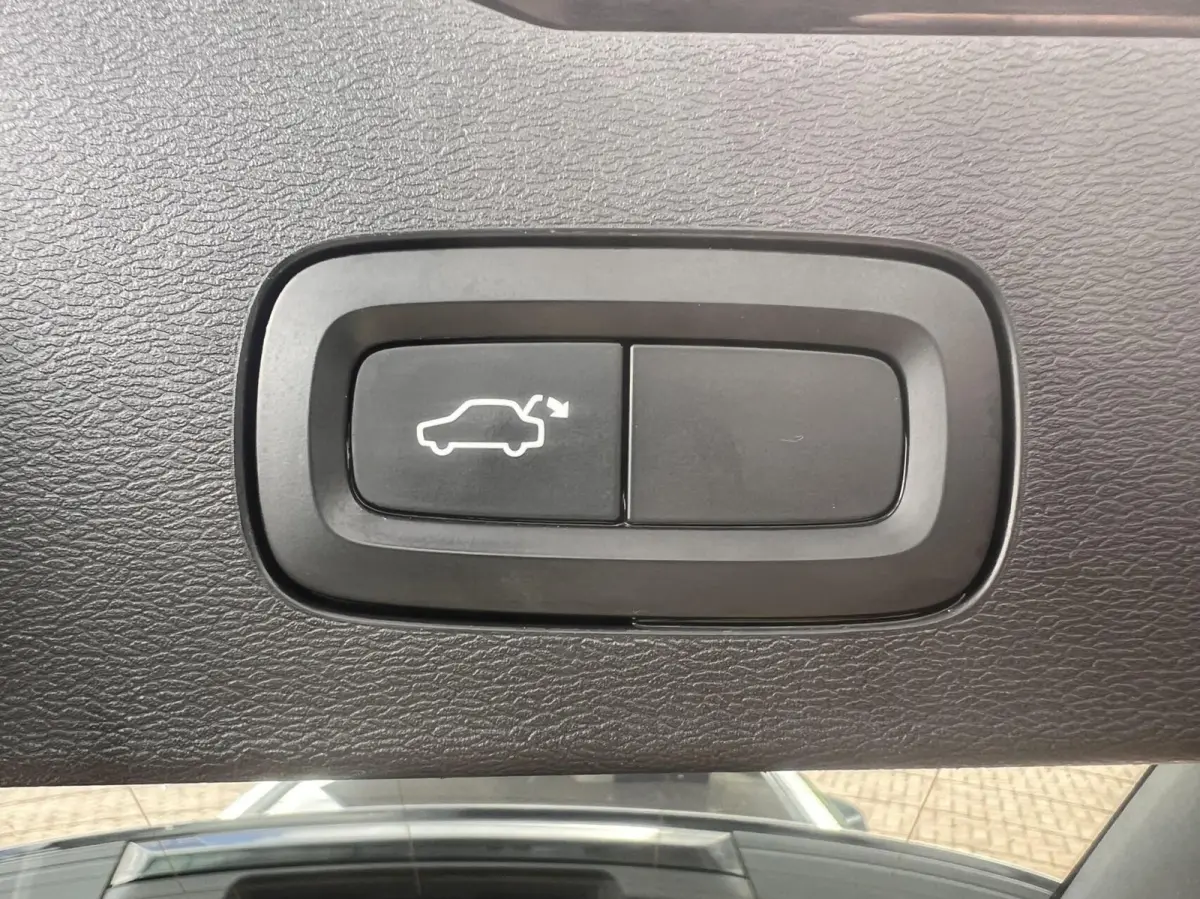 2.0 D4 Momentum R-Design Automaat Clima Cruise NAP