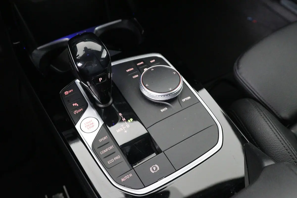 218i Executive Edition Automaat | M Pakket | Camera | Leder | Navigatie | Parkeersensoren voor & achter | BMW LED |