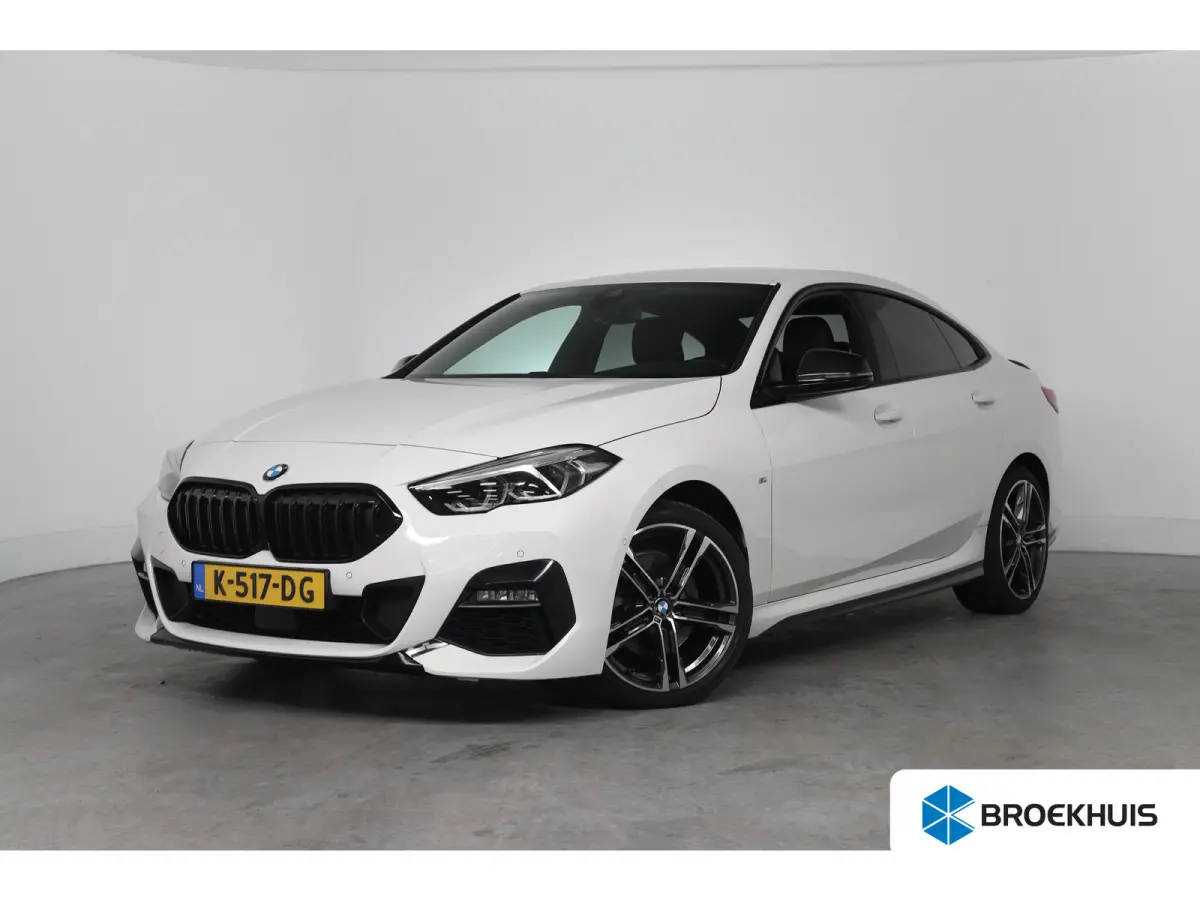 218i Executive Edition Automaat | M Pakket | Camera | Leder | Navigatie | Parkeersensoren voor & achter | BMW LED |