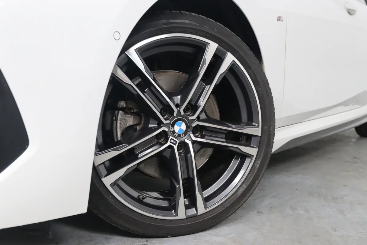 218i Executive Edition Automaat | M Pakket | Camera | Leder | Navigatie | Parkeersensoren voor & achter | BMW LED |
