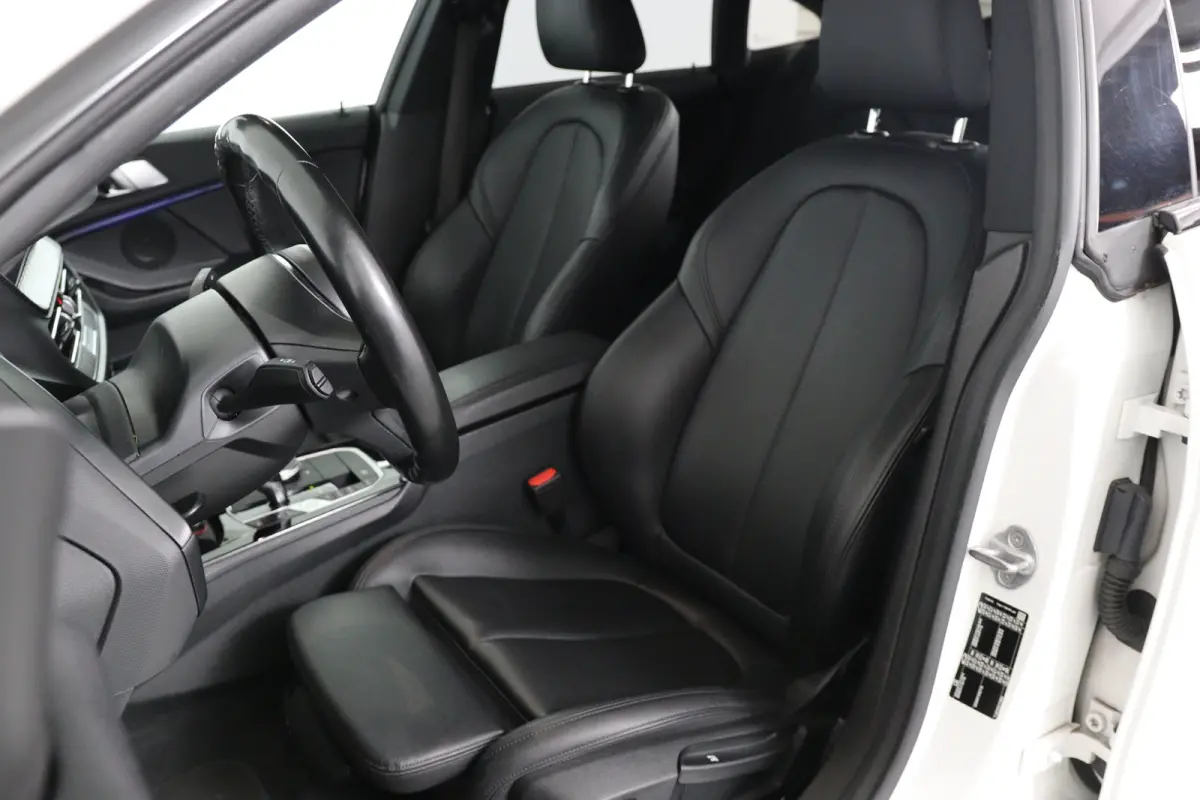 218i Executive Edition Automaat | M Pakket | Camera | Leder | Navigatie | Parkeersensoren voor & achter | BMW LED |